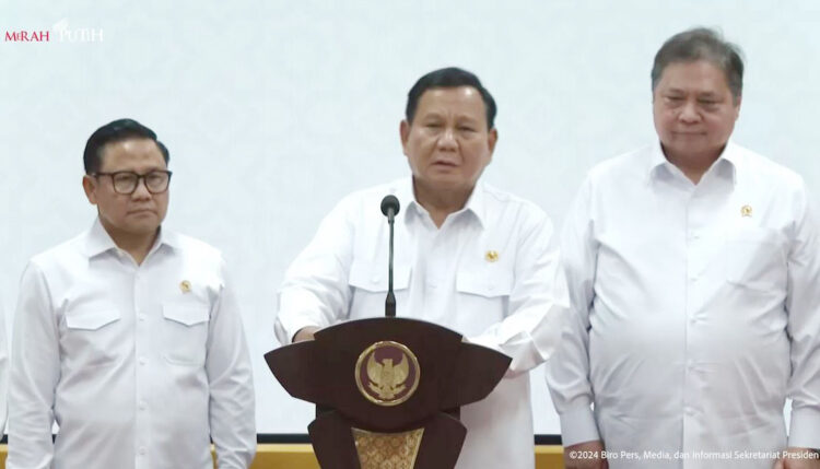 Gelar Sidang Kabinet Paripurna, Presiden Prabowo Singgung Kekompakan Menteri usai Retreat di Magelang 1 SIDANG KABINET PARIPURNA— Prabowo dalam sidang kabinet paripurna di Istana Kepresidenan, Jakarta,
Senin (2/12).