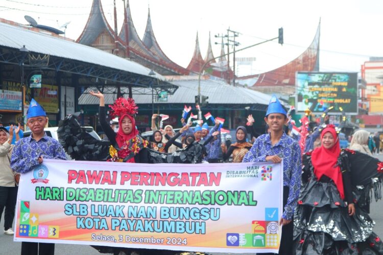 Meriahkan Hari Disabilitas Internasional, Siswa SLB Ikuti Pawai 1 PAWAI HDII—Sejumlah pelahar SLB mengikuti pawai peringatan Hari Disabilitas Internasional dengan penuh semangat.