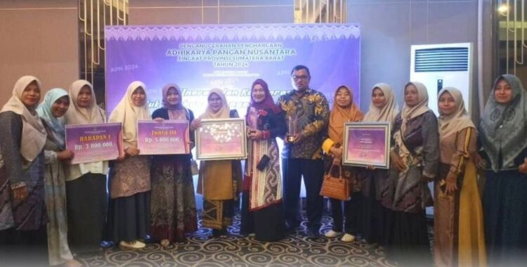 TERIMA—Penghargaan ini diterima oleh Bupati Solok Selatan yang diwakili oleh Kepala Dinas Pertanian, Ketahanan Pangan dan Perikanan, diserahkan oleh Gubernur Sumatera Barat H. Mahyeldi.