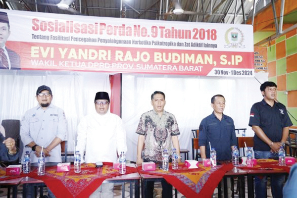 Evi Yandri Sosialisasikan Perda No. 9 Tahun 2018, Perkuat Upaya Pencegahan Penyalahgunaan Narkoba 1 Sosialisasikan Perda --Wakil Ketua DPRD Sumbar, Evi Yandri Sosialisasikan Perda No. 9 Tahun 2018 tentang Penyalahgunaan Narkotika di Padang, Sabtu (30/11).