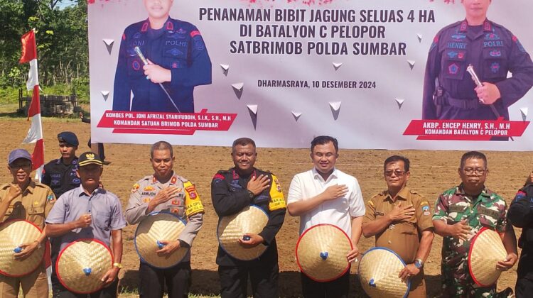 FOTO BERSAMA—Sutan Riska Tuanku Kerajaan berfoto bersama Dansat Brimob Polda Sumbar, Joni Afrizal yang didampingi Komandan Batalyon Batalyon Pelopor Kompi C, Encep Hendri, Selasa (10/12).