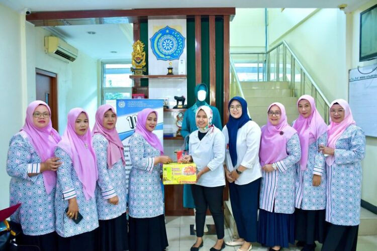 KUNJUNGAN KHUSUS— TP-PKK Kabupaten Agam, yang dipimpin langsung Ny. Yenni Andri Warman melakukan kunjungan khusus ke Tim Penggerak PKK Pusat Jl. Raya Pasar Minggu, Nomor 19, Pejaten Timur, Pasar Minggu, Jakarta Selatan, Rabu, (4/12).
