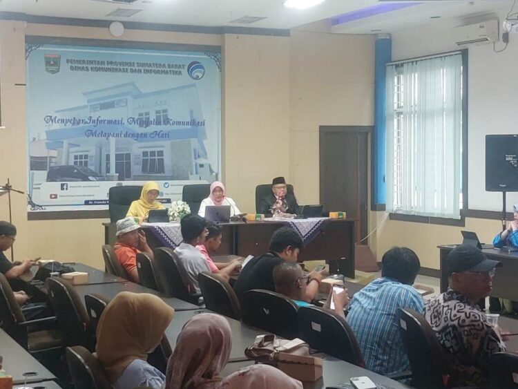 Jalankan Prinsip KIP, Capaian Program Kegiatan Pemprov Sumbar Bisa Dipantau Masyarakat 1 Kepala Diskominfotik Provinsi Sumbar Siti Aisyah bersama sejumlah Kepala OPD Pemprov Sumbar menggelar konferensi pers di Kantor Diskominfotik Sumbar, Kamis (19/12).