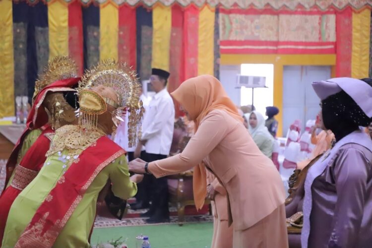 Perayaan HUT DWP ke 25, Zulmiyetti: Tantangan jadi Ibu dan Istri ASN Sangat Berat 1 CICIP—Penasehat DWP Kota Solok Ny. Zulmiyetti Zul Elfian cicipi sirtiah dalam carano.