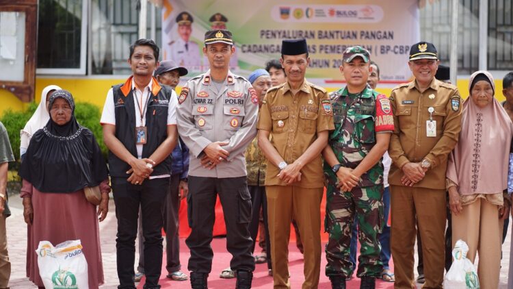 BERSAMA—Wakil Bupati Solok Selatan H. Yulian Efi usai serahkan bantuan dari epmerintah foto bersama dengan pihak terkait.