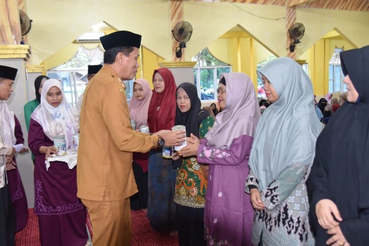PENDISTRIBUSIAN ZAKAT— Baznas melakukan pendistribusian zakat program Pariaman Taqwa kepada Guru MDTA se Kota Pariaman tahun 1446 H/2024 M, di Masjid Nurul Islam, Kelurahan Jalan kereta Api, Kecamatan Pariaman Tengah, Senin (23/12)