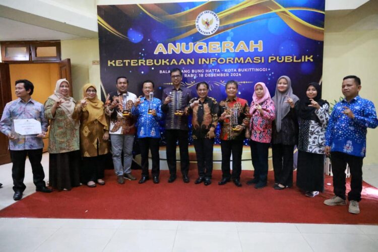 Empat Badan Publik di Tanah Datar, Terima Penghargaan dari Komisi Informasi Sumbar 1 Terima Penghargaan dari Komisi Informasi Sumbar