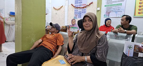 Tidak Jadi Gadaikan Rumah, Anggraini Bersyukur JKN Jamin Biaya Pengobatan Adiknya 1 LIHATKAN — Dodi Anggraini memperlihatkan kartu JKN saat antrian berobat kemarin.