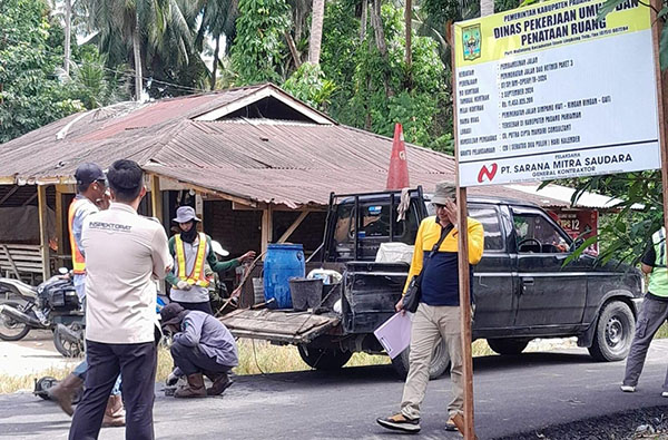BPK Periksa Kepatuhan Belanja Daerah TA 2024 1 PEMERIKSAAN—Tim Pemeriksa BPK RI Perwakilan Sumbar didampingi Inspektur Hendra Aswara sedang melakukan cek fisik atas pekerjaan jalan DAU Paket III di Ringan-ringan, Pakandangan.