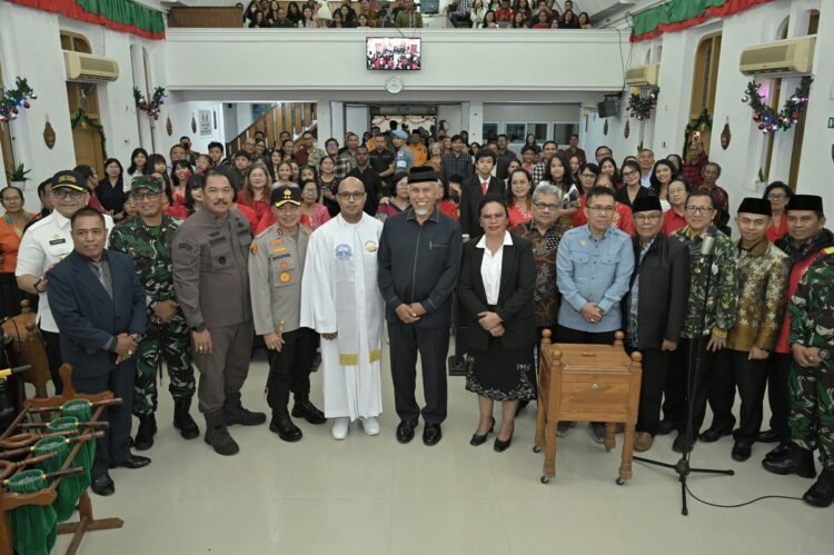 TINJAU PERAYAAN MISA NATAL—Gubernur Sumbar Mahyeldi, Kapolda Sumbar Irjen Pol Suharyono dan jajaran Forkopimda meninjau salah satu gereja di Kota Padang saat perayaan Misa Natal, Selasa (24/12) malam.