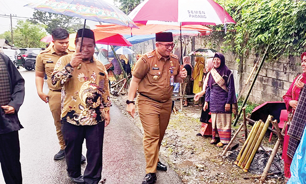 Tradisi Malamang Terus Berdenyut di Limau Manis 1 LOMBA MALAMANG— Pj Wali Kota Padang Andree Algamar, menghadiri kegiatan Lomba Malamang yang diadakan bundo kanduang di Nagari Limau Manis untuk menjaga dan melestarikan adat tradisi, beberapa waktu lalu.