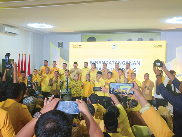 Golkar Sumbar Punya Gedung Baru, Bahlil: Peningkatan Hasil Pemilu Patut Diapresiasi 1 FOTO BERSAMA— Ketum DPP Partai Golkar, Bahlil Lahadalia berfoto bersama dengan jajaran pengurus DPP pusat, pengurus DPD Sumbar, dan seluruh kepala daerah kabupaten/kota yang diusung oleh partai Golkar saat peresmian gedung DPD baru Golkar.