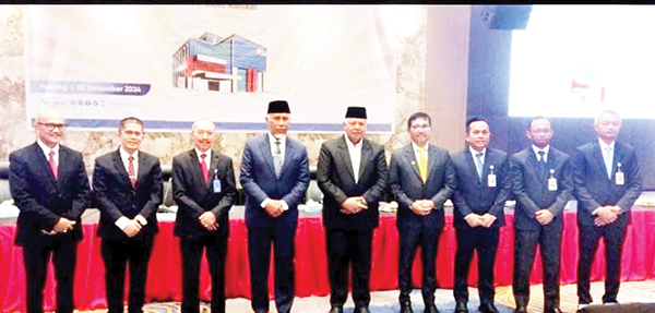 Gelar RUPS LB, Andri Yulika Ditetapkan sebagai Komisaris Utama Bank Nagari, Manar Fuadi dan Edrizanof Komisaris 1 FOTO BERSAMA— Gubernur Sumbar Mahyeldi Ansharullah, bersama jajaran Komisaris dan Direksi Bank Nagari.