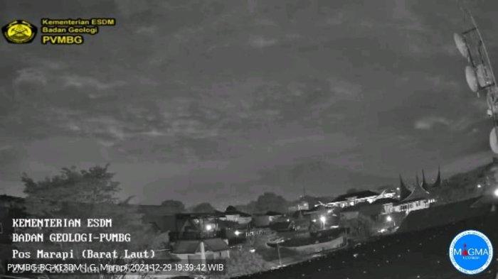 Gunung Marapi kembali Erupsi, Kolom Abu Tak Bisa Teramati Gegara Kabut 1 ERUPSI— Kondisi Gunung Marapi terlihat dari kamera pengawas Pos PGA Bukittinggi, Minggu (29/12).