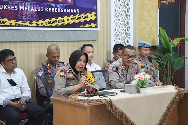 Selama 2024 Terjadi Penurunan Kasus Pidana Sebanyak 85 Kasus 1 BERIKAN KETERANGAN—Wakapolres Tanahdatar Kompol Hikmah saat memberikan keterangan pers catatan akhir tahun kepada wartawan, Senin (30/12).