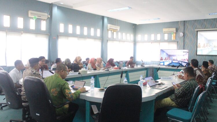 Wabup Risnawanto Ikuti Advokasi Indonesia Bebas Stunting dan End Project Expose 1 IKUTI—Wakil Bupati Pasaman Barat, Risnawanto, mengikuti kegiatan Advokasi Keberlanjutan Menuju Indonesia Bebas Stunting melalui zoom meeting dari Aula Bappelitbangda Pasbar