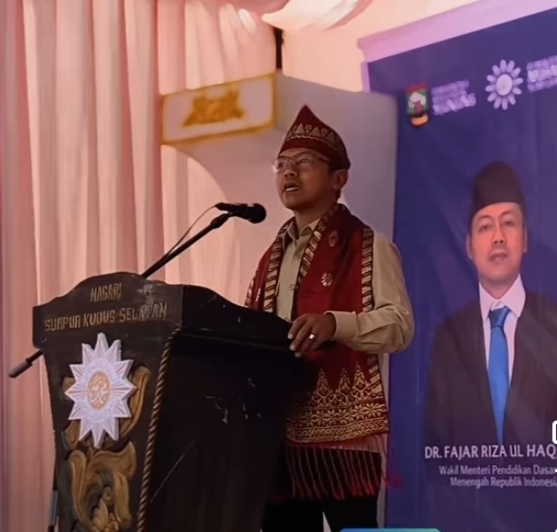 Terobosan Baru Kementerian Dikdasmen, Guru Swasta yang Diangkat PPPK Bisa Tetap Mengajar di Sekolah Asal 1 SAMBUTAN—Wakil Menteri Pendidikan Dasar dan Menengah, Dr.Fajar Riza Ul Haq berikan sambutan.