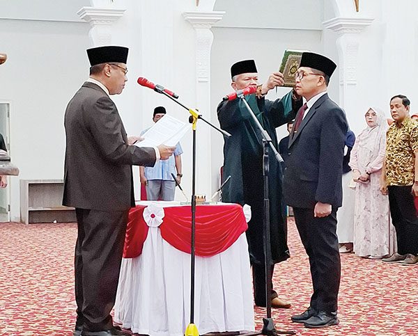 Al Amin Dilantik sebagai Pj Sekda Bukittinggi, Wawako: Amanah Besar untuk Kemajuan Kota 1 MELANTIK— Wawako Bukittinggi, Marfendi, melantik dan mengambil sumpah Al Amin, sebagai Pj Sekdako Bukittinggi, di Balairung rumah dinas wali kota, Minggu (8/12).