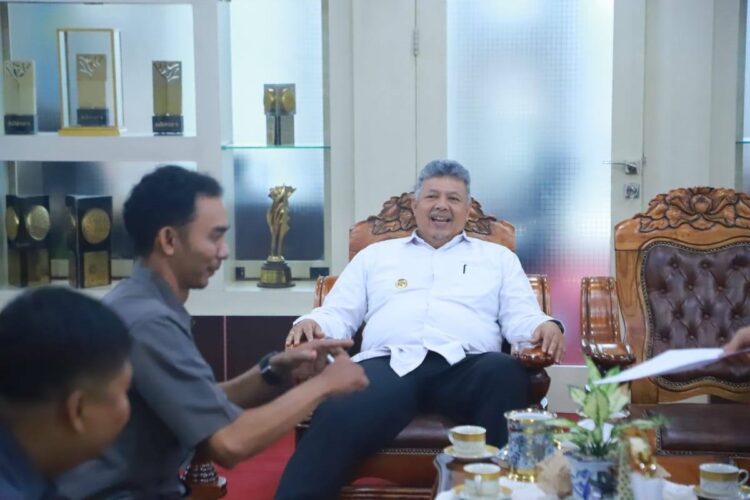 KUNJUNGI PENYANDANG DISABILITAS— Wako Solok Zul Elfian dikunjungi dua penyandang disabilitas dari Sumut.