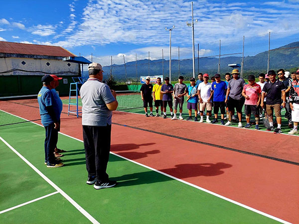 SAMBUT—Wali Kota Solok Zul Efian saat memberikan sambutan atas kedatangan para  petenis eksukutif.