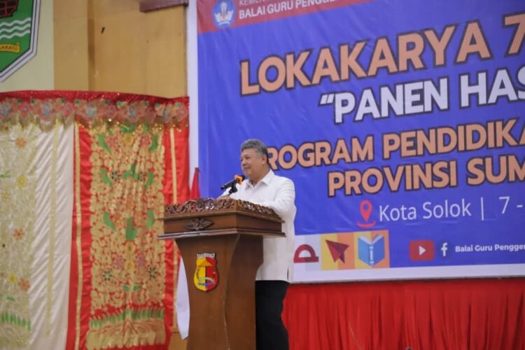 Miliki Peran sangat Penting, Zul Elfian: Guru Penggerak Agen Perubahan dan Motivasi Guru Lain 1 BUKA—Wali Kota Solok Zul Elfian Umar saat membuka secara resmi kegiatan
Lokakarya 7 Angkatan 11 dengan tema Panen Hasil Belajar Program Pendidikan Guru
Penggerak Kota Solok Tahun 2024.