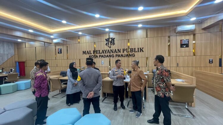 UPP Sumbar Dukung Keberadaan Mal Pelayanan Publik di Padang Panjang, Wujud Pelayanan Transparan, Cepat dan Bebas Pungli 1 KUNJUNGI—Jaksa Utama Muda Bidang Pengawasan Kejaksaan Tinggi Sumatera Barat, Suparjo, S.H, saat berkunjung ke MPP di sela-sela kegiatan supervisi dan asistensi ke UPP Padang Panjang bersama Tim Provinsi.