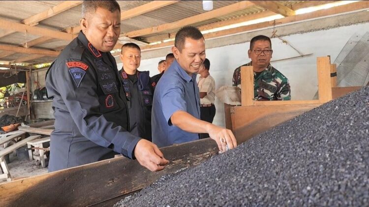 pupuk organik--Komandan Satuan Brimob Polda Sumbar, Joni Afrizal didampingi Komandan Batalyon C Pelopor, Encep Hendri saat mengunjungi pengelolaan pupuk organik di Kabupaten Dharmasraya, Selasa (10/12).
