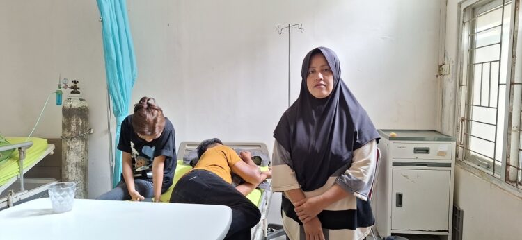 Rawat Inap Pengobatan Sialadenitis Anak, Yati Andalkan JKN 1 MANFAATKAN PROGRAM JKN— Yati saat menunggu anaknya dalam pengobatan yang mengandalkan program JKN.