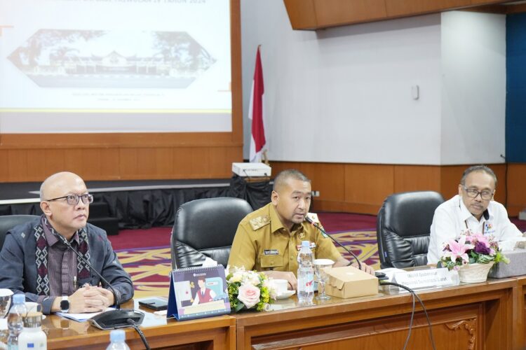 Wagub Audy Ingatkan Antisipasi Cuaca Ekstrem dan Pasokan Pangan Jelang Nataru 2025 1 SAMBUTAN—Wagub Audy Joinaldy berikan sambutan pada saat acara High Level Meeting Tim Pengendali Inflasi Daerah (TPID) di Kantor Perwakilan Bank Indonesia (BI) Sumbar.