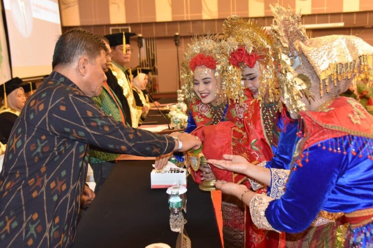Stikes Piala Sakti Pariaman Gelar Wisuda XVI 1 HADIRI WISUDA— Asisten I Setdako Pariaman Yaminu Rizal, disambut siriah dalam carano saat menghadiri wisuda Stikes Piala Sakti Pariaman.