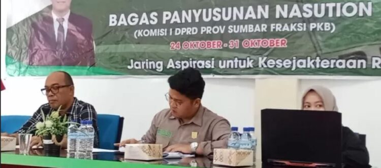 Anggota DPRD Asal Sawahlunto, Gunakan Dana Aspirasi Perbaiki Jalan Provinsi 1 JEMPUT ASPIRASI— Anggota DPRD Sumbar Bagas Panyusunan Nasution, saat menjemput aspirasi rakyat Sawahlunto di Kecamatan Lembah Segar untuk penyusunan APBD 2025.