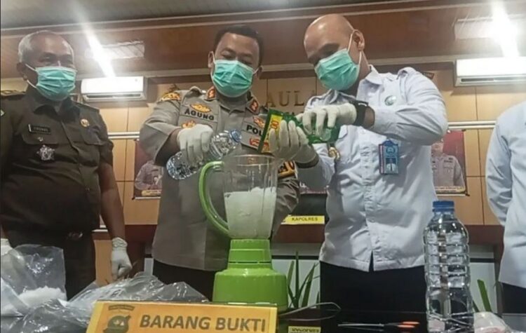 Kasus Narkoba di Pasaman Barat Naik Selama 2024 1 MUSNAHKAN BARANG BUKTI— Tim Satuan Narkoba Polres Pasaman Barat sedang memusnahkan Barang Bukti (BB) narkoba dengan cara diblender.