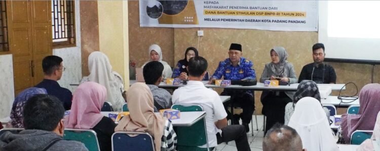 17 Rumah Terdampak Banjir Lahar Marapi akan Direnovasi 1 SOSIALISASI— Badan Penanggulan Bencana Daerah (BPBD) Kesbangpol sosialisasikan perbaikan rumah warga terdampak banjir bandang lahar dingin Gunung Marapi yang terjadi pada 11 Mei 2024 lalu, Rabu (18/12).