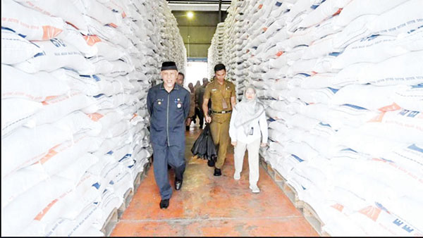 Bulog Sumbar Imbau Warga Jangan Panic Buying di Akhir Tahun 1 STOK BERAS AMAN— Gubernur Sumbar Mahyeldi saat melakukan pengecekan gudang Bulog Sumbar, beberapa waktu lalu.