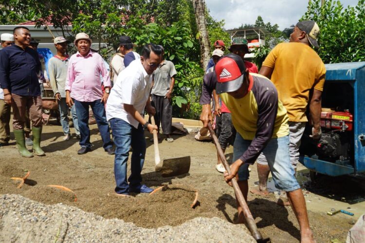 bupati eka putra ikut berbaur bergoro bersama masyartakat