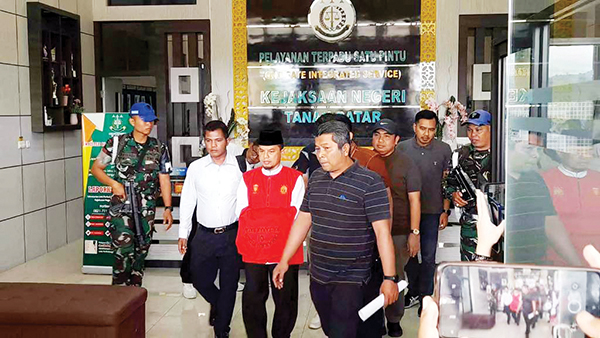 Langgar Netralitas ASN pada Pilkada Serentak 2024, Kadis Sosial Tanahdatar Afrizon Dijebloskan ke Penjara, Divonis 1 Bulan Kurungan dan Denda Rp 6 Juta 1 DIEKSEKUSI- Kepala Dinas Sosial Tanahdatar Afrizon yang divonis bersalah atas pelanggaran netralitas dieksekusi oleh Kejari Tanahdatar untuk menjalani hukuman 1 bulan kurungan penjara.