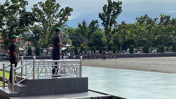 IRUP—Komandan Kodim (Dandim) 0305 Pasaman, Letkol Arh Budi Prasetya, S.T., sebagai inspektur upacara (Irup) bacakan amanat.