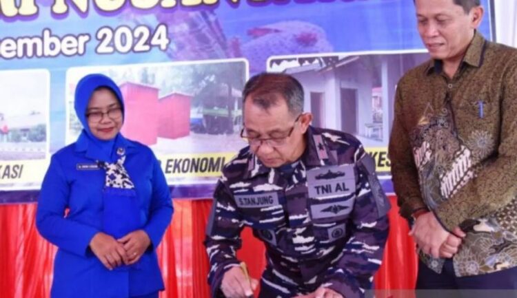 Kampung Bahari Nusantara TA 2024 di Talao Pauh Diresmikan 1 RESMIKAN— Komandan Pangkalan TNI Angkatan Laut II Padang, Laksamana Pertama TNI Sarimpunan Tanjung saat meresmikan Kampung Bahari di Talao Pauh.