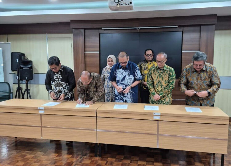 Perkuat Sinergi Pembangunan Dan Pelestarian Lingkungan, PLN UIP Sumbagteng Berhasil Rehabilitasi DAS 1 menyerahkan berita acara--Direktorat Jenderal Pengelolaan Daerah Aliran Sungai (DAS) dan Rehabilitasi Hutan secara resmi menyerahkan berita acara keberhasilan Rehabilitasi DAS kepada General Manager PT PLN (Persero) Unit Induk Pembangunan (UIP) Sumatera Bagian Tengah pada Rabu (20/11) di Jakarta.