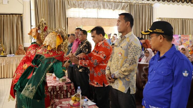 Lokakarya Angkatan 11 “Panen Hasil Belajar” Digelar 1 PEMBUKAAN LOKAKARYA—Kepala Dinas Pendidikan Kota Pariaman, Kanderi saat buka acara di Balairung Rumah Dinas Wali Kota Pariaman.