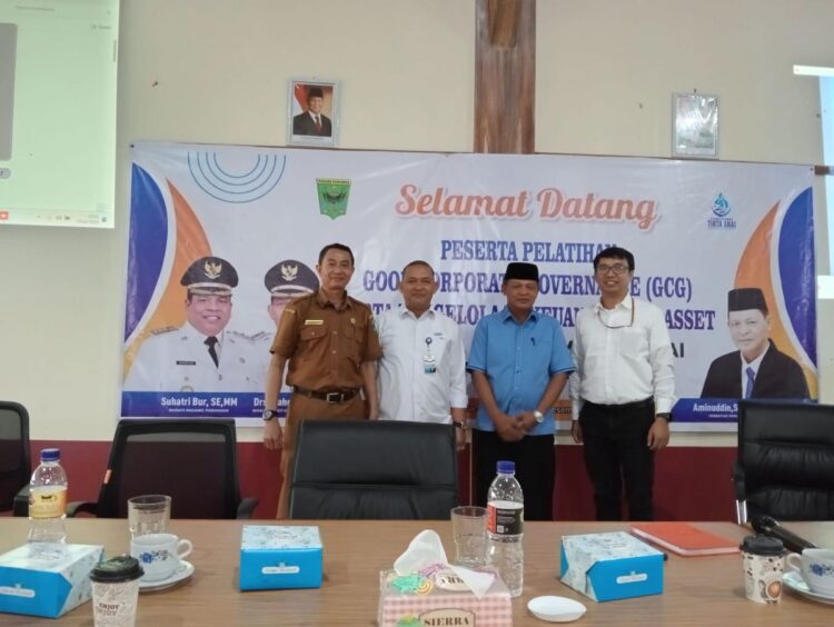 Perumda Air Minum Tirta Anai Amankan Pengelolaan Keuangan dan Aset 1 PELATHAN— Direktur Perumda Air Minum Tirta Anai bersama Ketua Dewan dan BKP Sumbar saat pembukaan pelatihan Good Comparate Governance (GCG) serta pengelolaan keuangan dan aset Perumda.