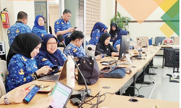 LAYANI KEPENDUDUKAN— Dinas Kependudukan dan Pencatatan Provinsi Sumatera Barat melaksanakan Fasilitasi Aktivasi Identitas Kependudukan Digital di kantor Bappeda Sumbar, pada 17 Desember lalu.