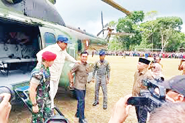 Sentil Banyak Politikus PDIP Mainkan Drama Kenaikan PPN 12 Persen, Gerindra Minta Sebaiknya Beri Sikap Tegas Sebagai Oposisi 1 DISAMBUT— Presiden Prabowo Subianto disambut Anggota DPR Fraksi Gerindra Heri Gunawan.