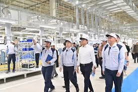 Investasikan Dana Rp 3,3 Triliun, Pabrik Daikin Cikarang Siap Produksi 1 Juta Unit AC Tahun 2025 1 peninjauan pabrik--Wamenperin Faisol Riza didamping Presiden Direktur PT Daikin Industries Indonesia Khamhaeng Boonthavee dan jajaan direksi lannya melakukan peninjauan pabrik Daikin di Cikarang (12/12).