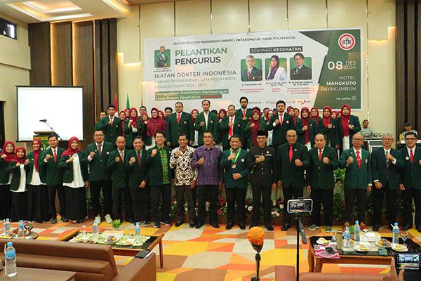 dr. Efriza Naldi Pimpin IDI Cabang Payakumbuh 1 HADIRI— Bupati Lima Puluh Kota, Sekda Payalumbuh dan Ketua DPRD Kota Payakumbuh hadiri pelantikan pengurus IDI