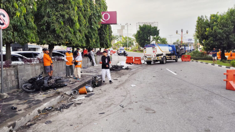 Truk Tangki BBM Tabrak 2 Motor di Depan Basko, Kendaraan Milik Petugas Kebersihan Hancur, Hilang Kendali Gegara Sopir Mengantuk 1 KECELAKAAN— Kondisi truk tangki bermuatan BBM yang menabrak dua sepda motor di depan Basko Hotel dan Grand Mall Padang.