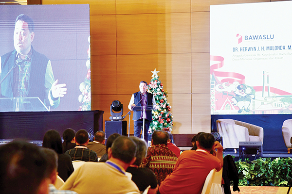 RAKOR EVALUASI ORGANISASI— Anggota Bawaslu Herwyn JH Malonda saat membuka acara Rapat Koordinasi Evaluasi Organisasi dengan Stakeholder di Manado, Sabtu (21/12).