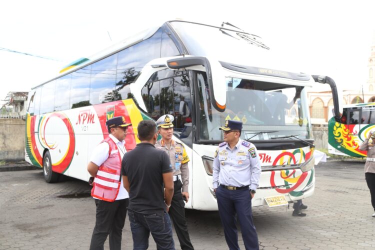 Gelar Ramp Check di PO NPM, BPTD Kelas II Sumbar Bersama Tim Gabungan Temukan Hal Ini 1 Kepala BPTD Kelas II Sumbar dan Kasi LLJSDPP bersama Kepala Dinas Perhubungan Sumbar, Dirlantas Polda Sumbar dan PT. Jasa Raharja Cabang Sumbar menggelar ramp check di Pool PO. NPM Kota Padang.
