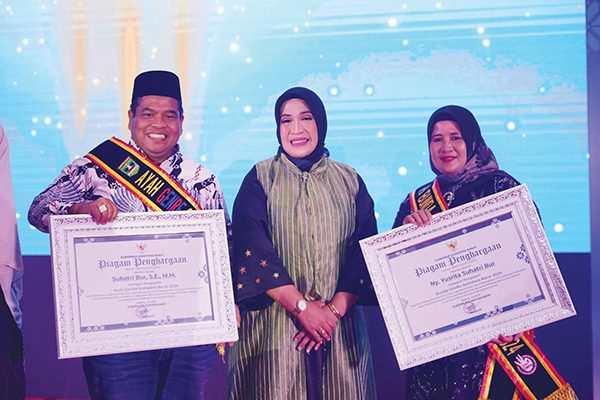 Bupati Suhatri Bur Raih Penghargaan Akhir Tahun 2024, Penghargaan Merupakan Hasil Kerja Keras dan Sinergi Semua Pihak 1 Bupati bersama usai terima penghargaan didampingi oleh oleh Kementrian Pusat