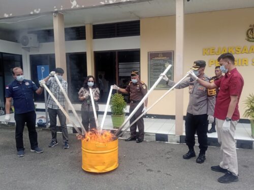Pemusnahan Barang Bukti, Kejari Pessel Tegaskan Komitmen Penegakan Hukum 1 fr e1733994053401